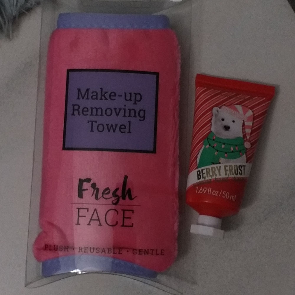 1/2 off ⛵ Makeup Remover towel and body cream bundle